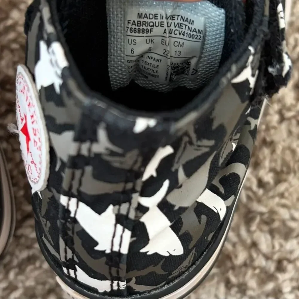 Size 6 / Toddler Boy Converse Sneakers